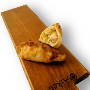 empanada de pollo, puerro y mozzarella