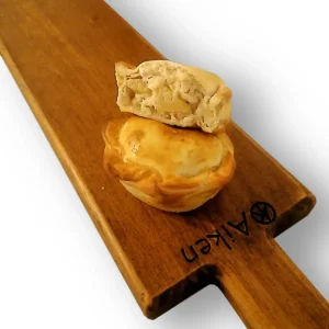 empanada de queso de cabra, cebolla caramelizada y manzana